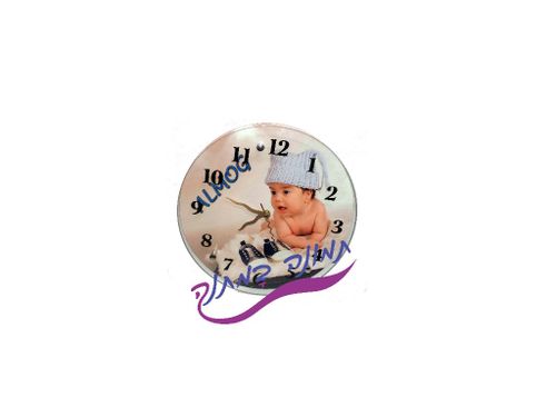 שעון קיר עגול בעיצוב אישי עם תמונת תינוק חמוד וחבוש כובע סרוג