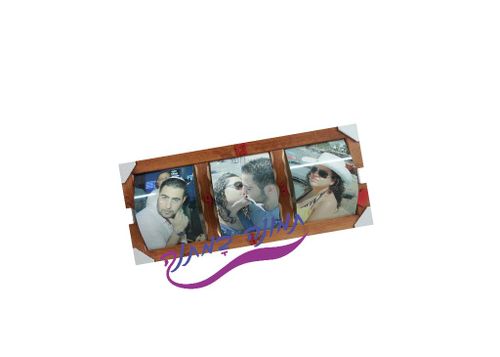 מסגרת עץ מלבנית עם שלוש תמונות אישיות מודפסות בתוכה בצבעים