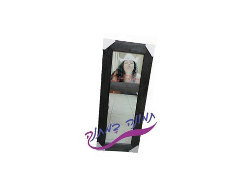 מראה מלבנית עם מסגרת כהה שבה משולבת תמונה מודפסת של אישה