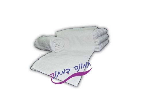 ארבע מגבות לבנות מקופלות עם הדפס צבעוני בצד הקדמי