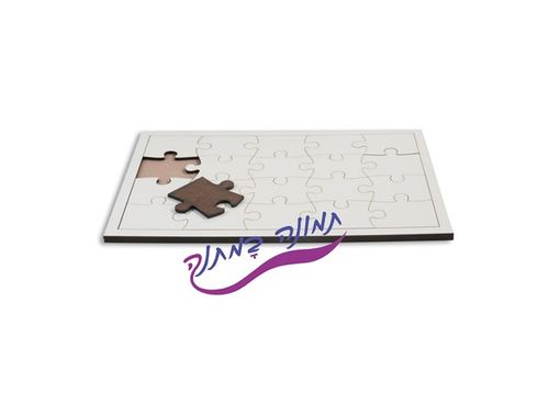 פאזל מלבני לבן עם חתיכה אחת חומה מחוץ ללוח המרכזי