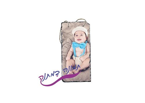 תינוק מחייך שוכב על מגבת מעוצבת עם הדפסה אישית לצילום מתנה מיוחדת