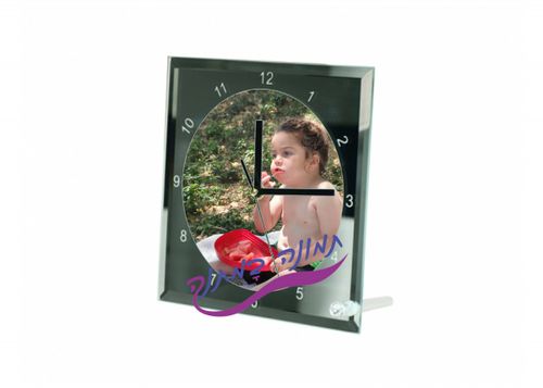 שעון זכוכית מרובע עם תמונת ילדה קטנה אוכלת מתוך קערה אדומה