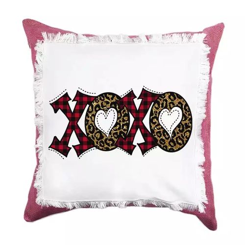 כרית נוי לבנה עם שוליים ורודים והדפס XOXO מעוצב בדוגמת משבצות ונמר