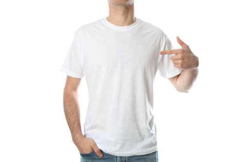 אדם לובש חולצה לבנה חלקה ומצביע על החזה לצורך הדפסת תמונה